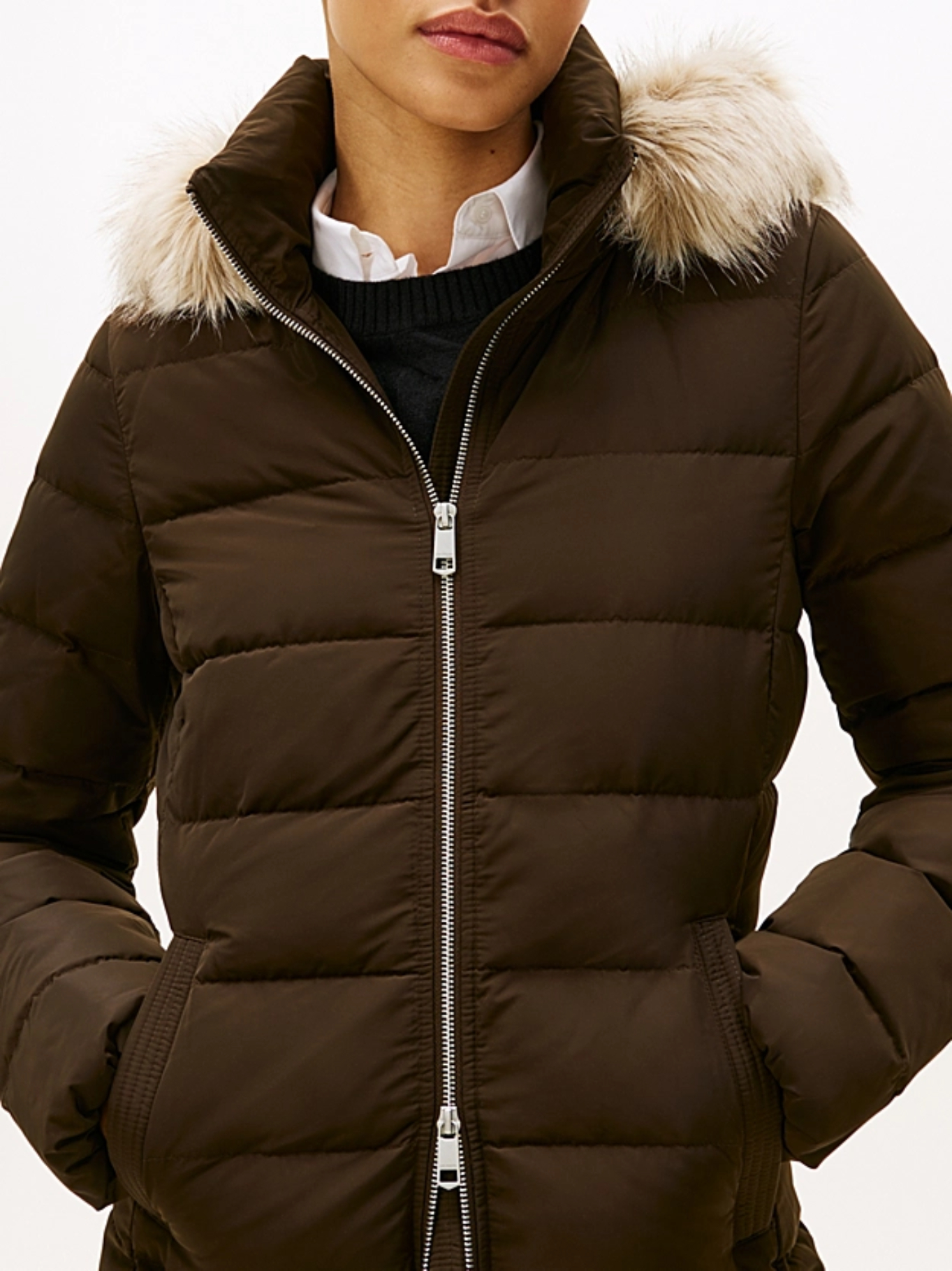 detail Tommy Hilfiger dámska hnedá páperová bunda