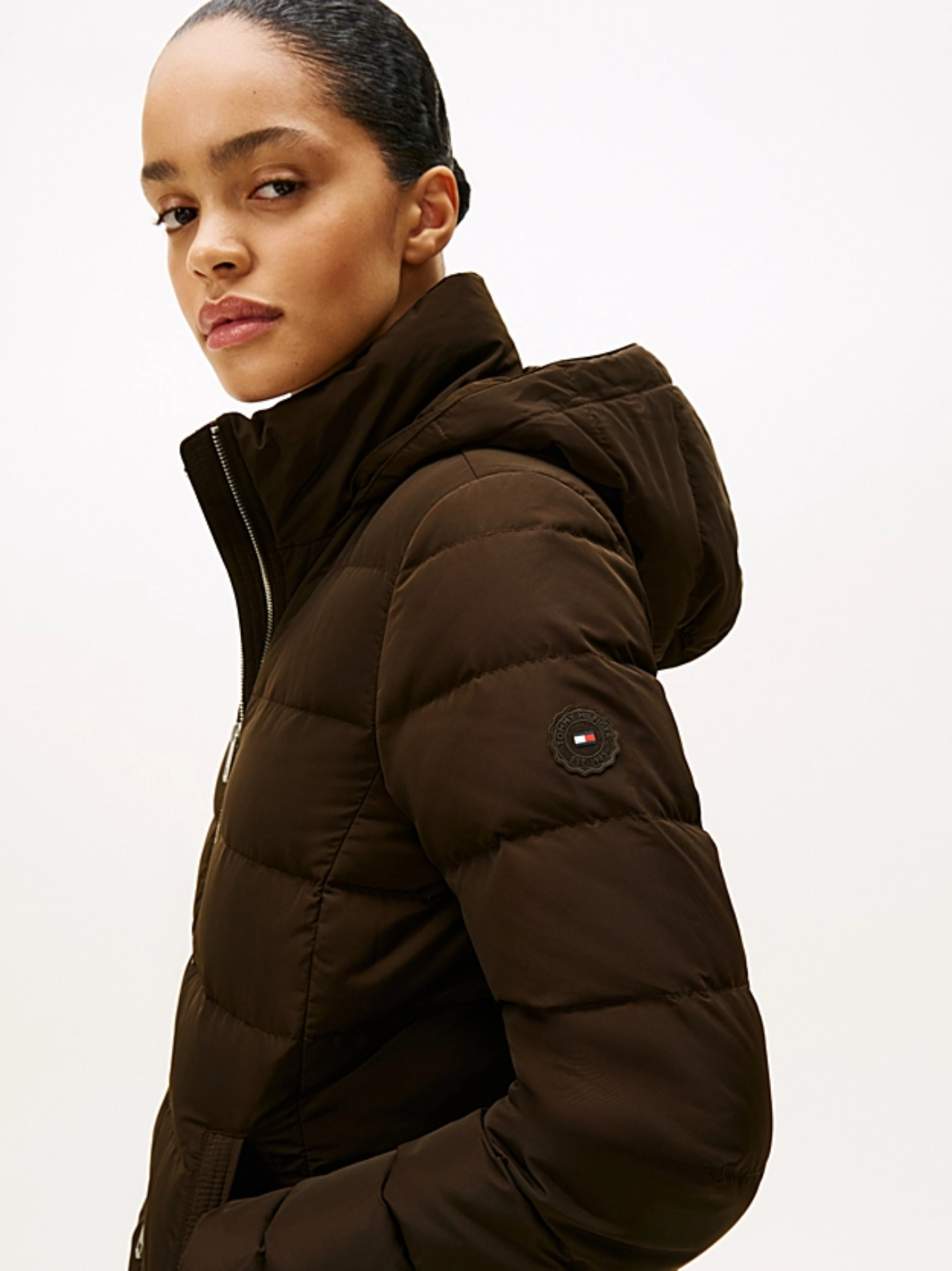 detail Tommy Hilfiger dámska hnedá páperová bunda