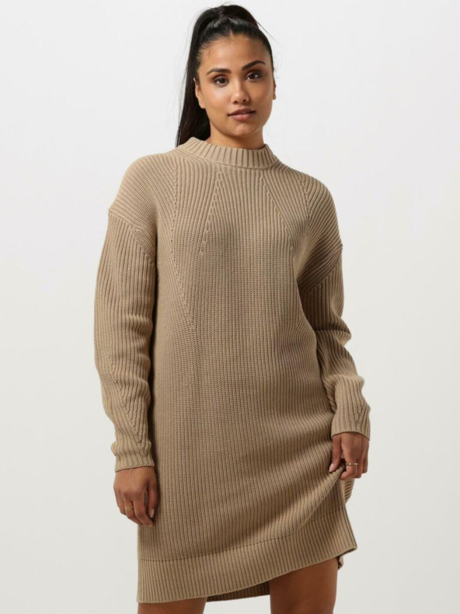 detail Calvin Klein dámske hnedé svetrové šaty