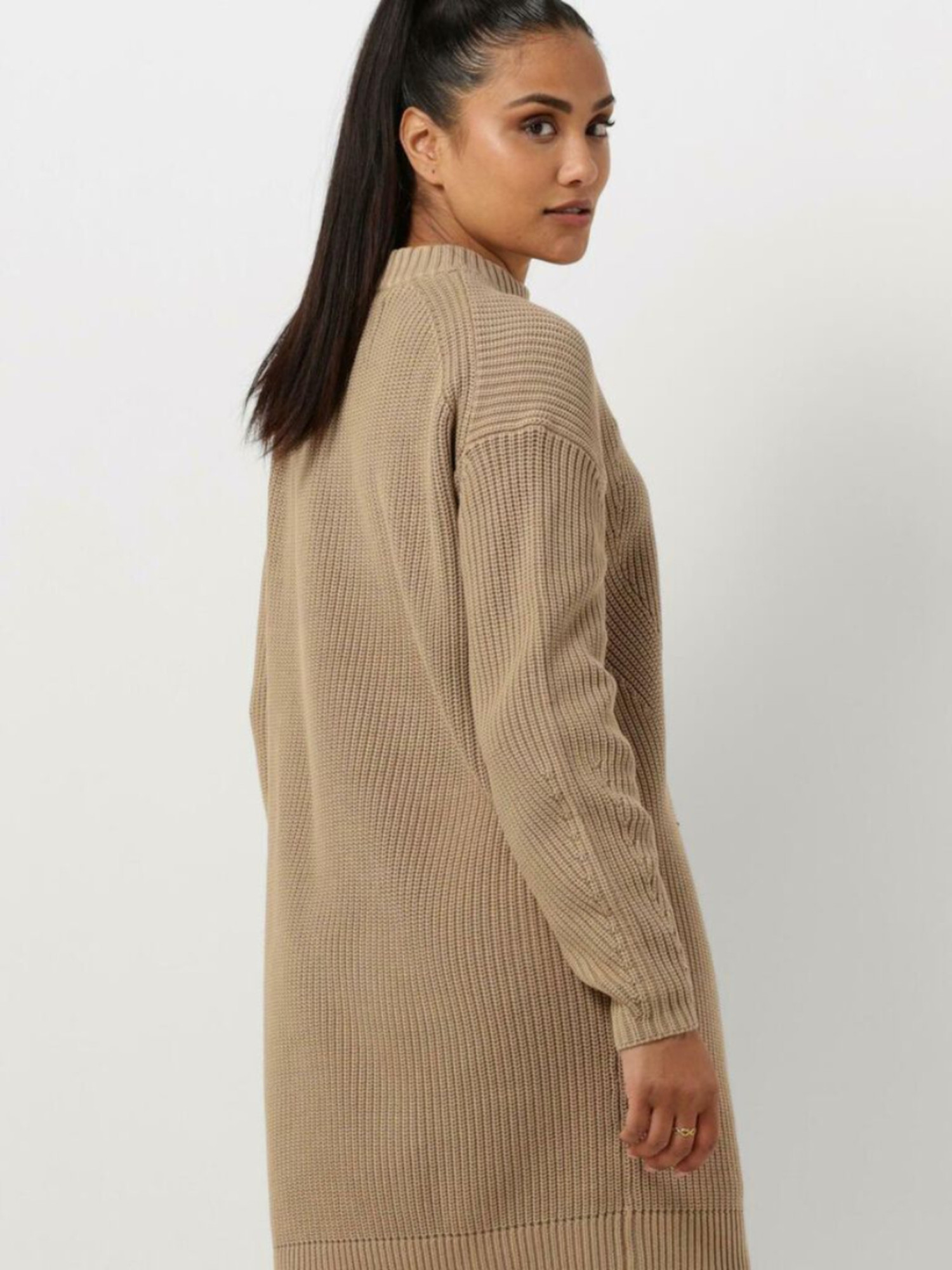 detail Calvin Klein dámske hnedé svetrové šaty