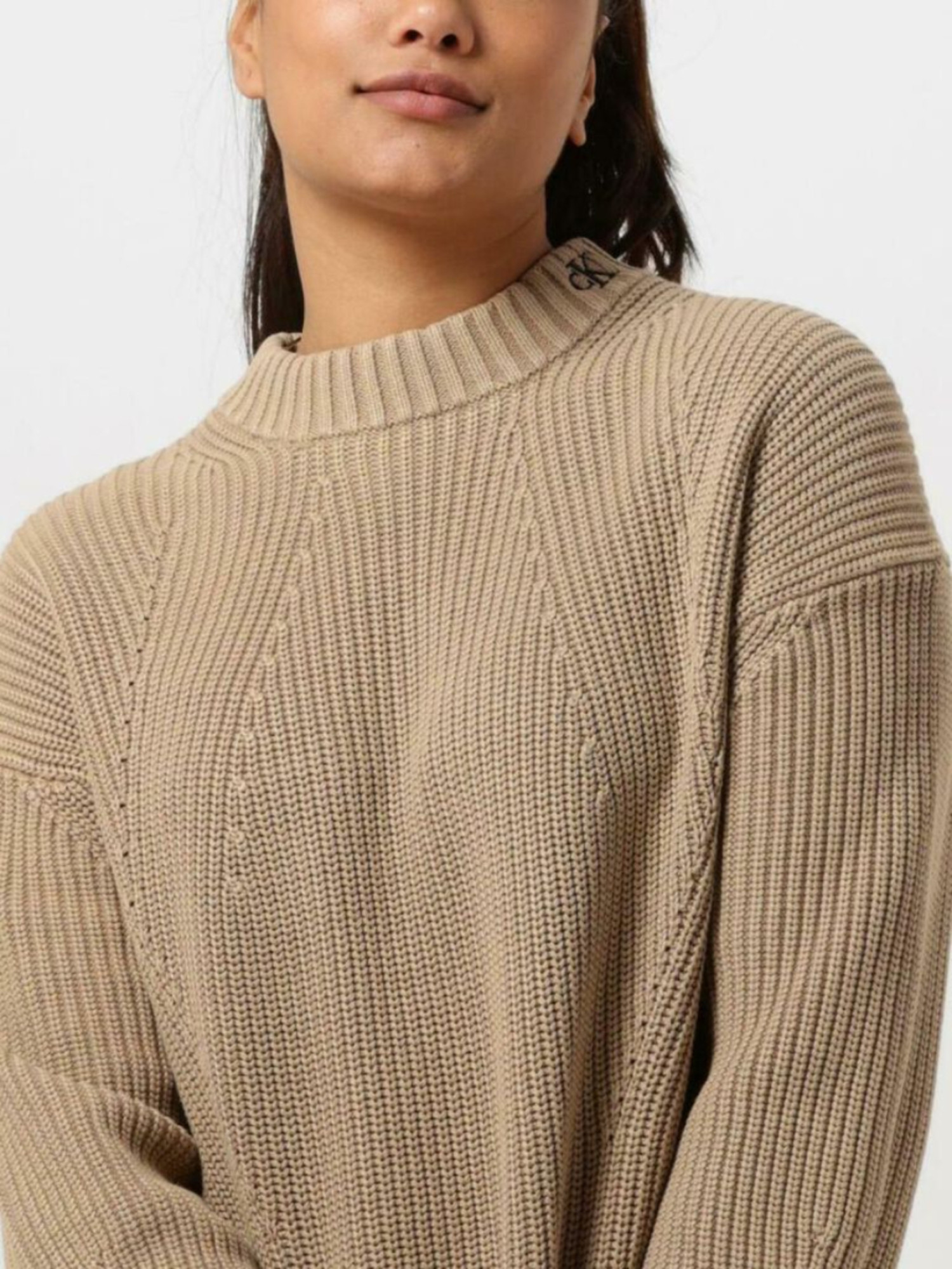 detail Calvin Klein dámske hnedé svetrové šaty