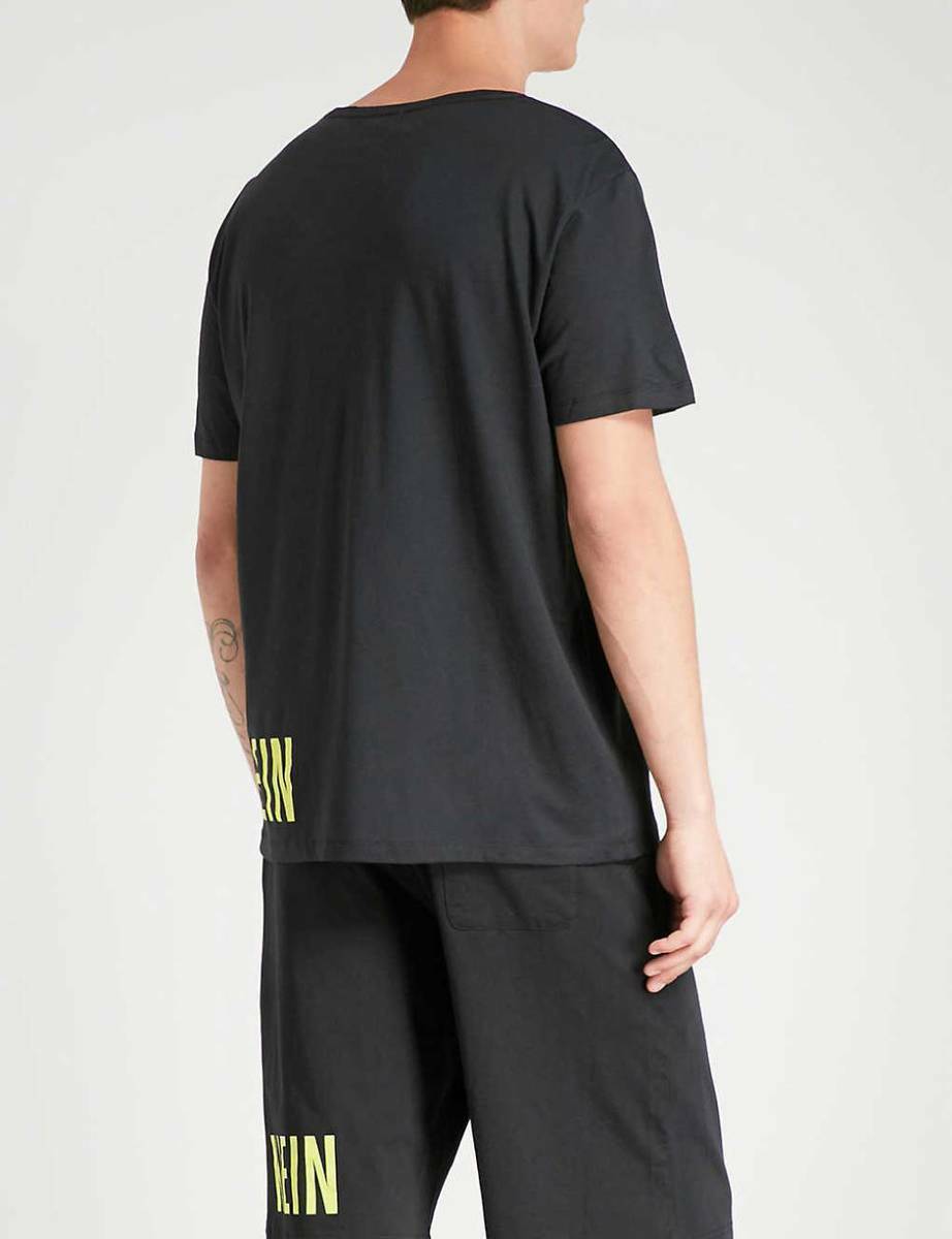 Calvin Klein pánske čierne tričko s výstrihom do V - XL (001)