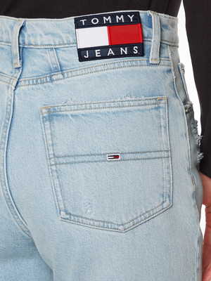 Tommy Jeans dámske svetlomodré džínsy MOM JEAN - 27/30 (1AB)