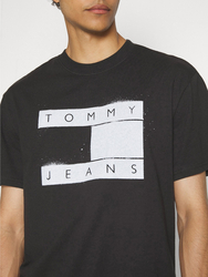 Tommy Jeans pánske čierne tričko SPRAY FLAG - M (BDS)