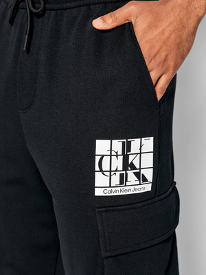 Calvin Klein pánske čierne tepláky - M (BEH)