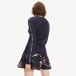 Tommy Hilfiger dámsky tmavomodrý tenký sveter Detail - L (CBK)