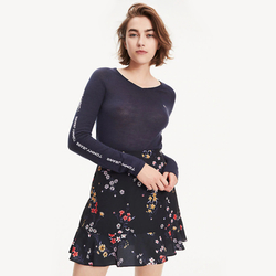 Tommy Hilfiger dámsky tmavomodrý tenký sveter Detail - L (CBK)