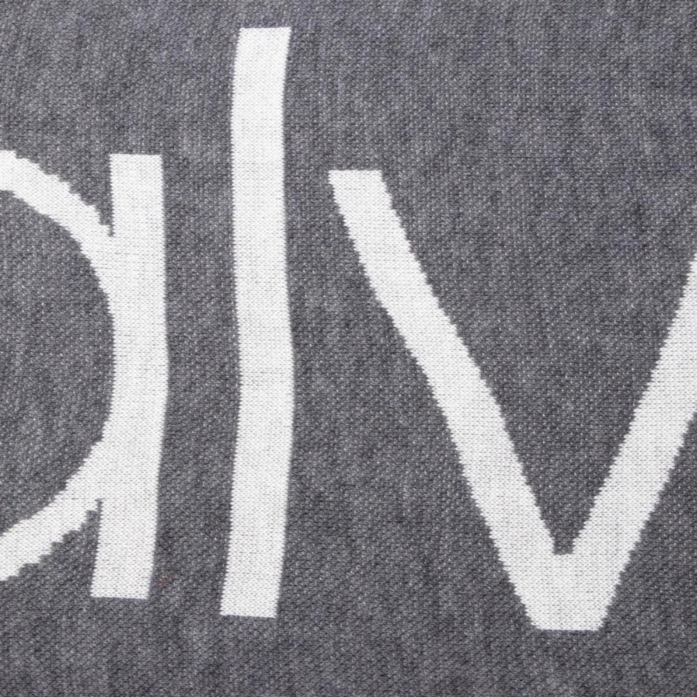 detail Calvin Klein dámsky sivý šál
