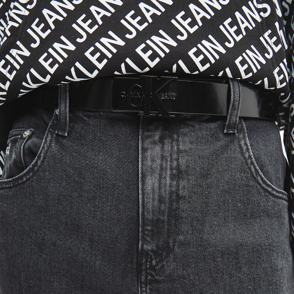 detail Calvin Klein dámsky lesklý čierny opasok