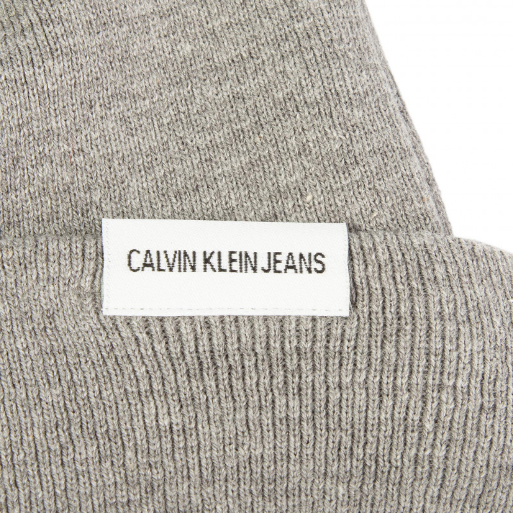 detail Calvin Klein pánska sivá čiapka