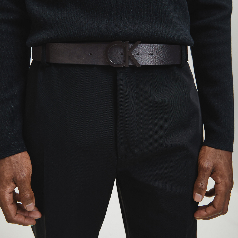 detail Calvin Klein pánsky čierny opasok