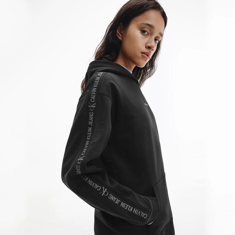 detail Calvin Klein dámske čierne šaty