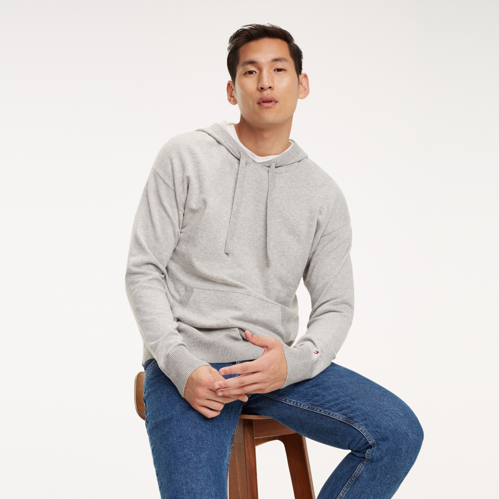 detail Tommy Hilfiger pánsky šedý sveter Hoody