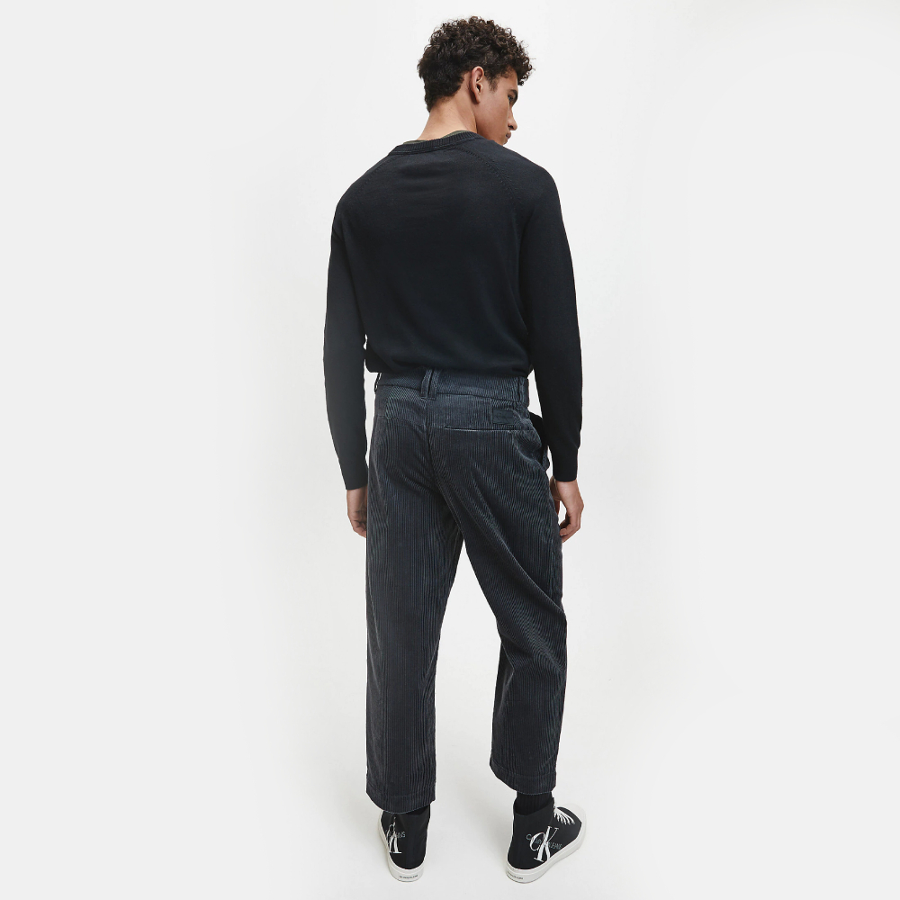 detail Calvin Klein pánsky čierny sveter