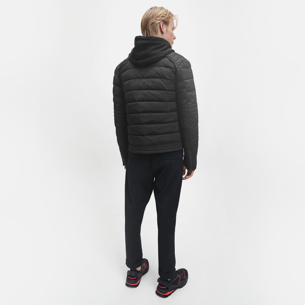 detail Calvin Klein pánska čierna bunda