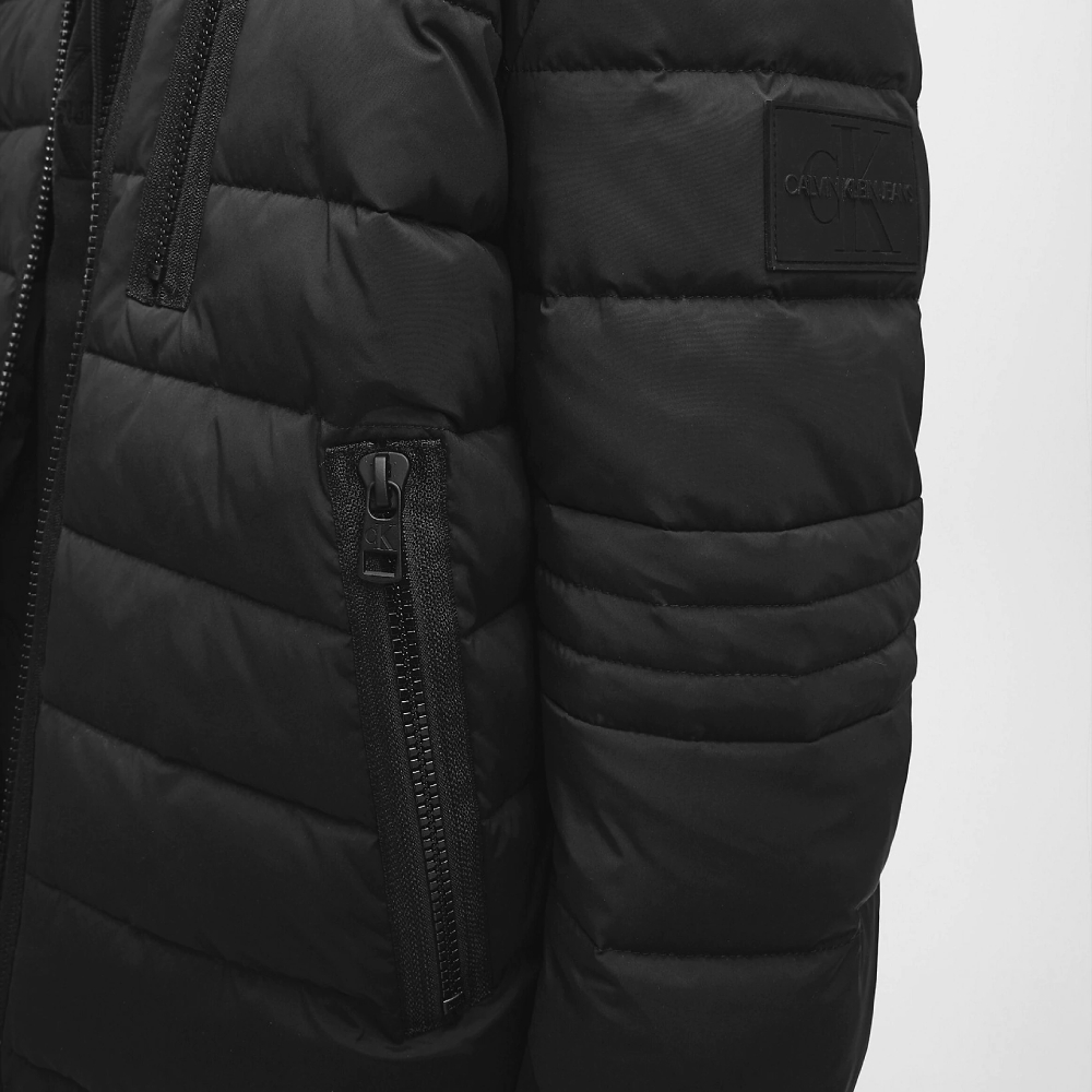 detail Calvin Klein pánska čierna bunda