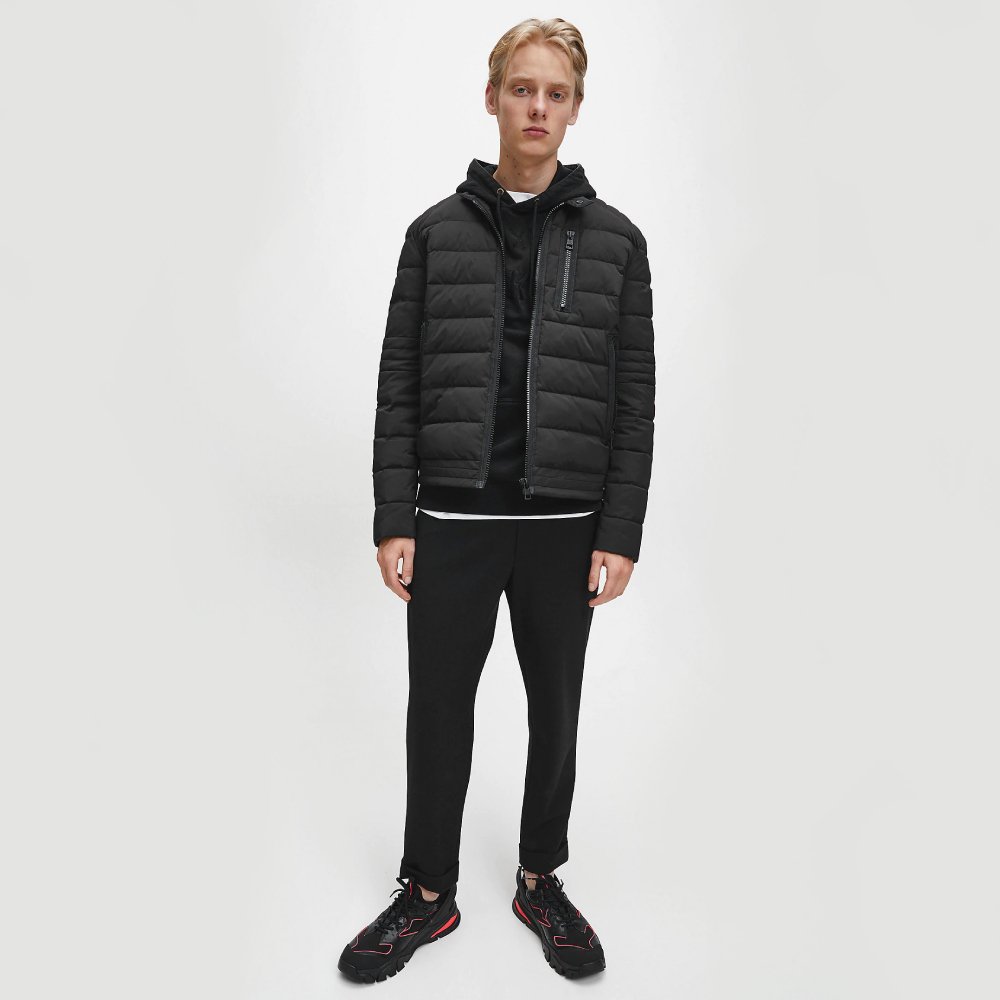 detail Calvin Klein pánska čierna bunda