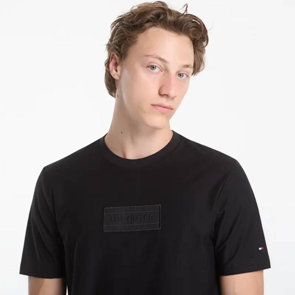 detail Tommy Hilfiger pánske čierne tričko