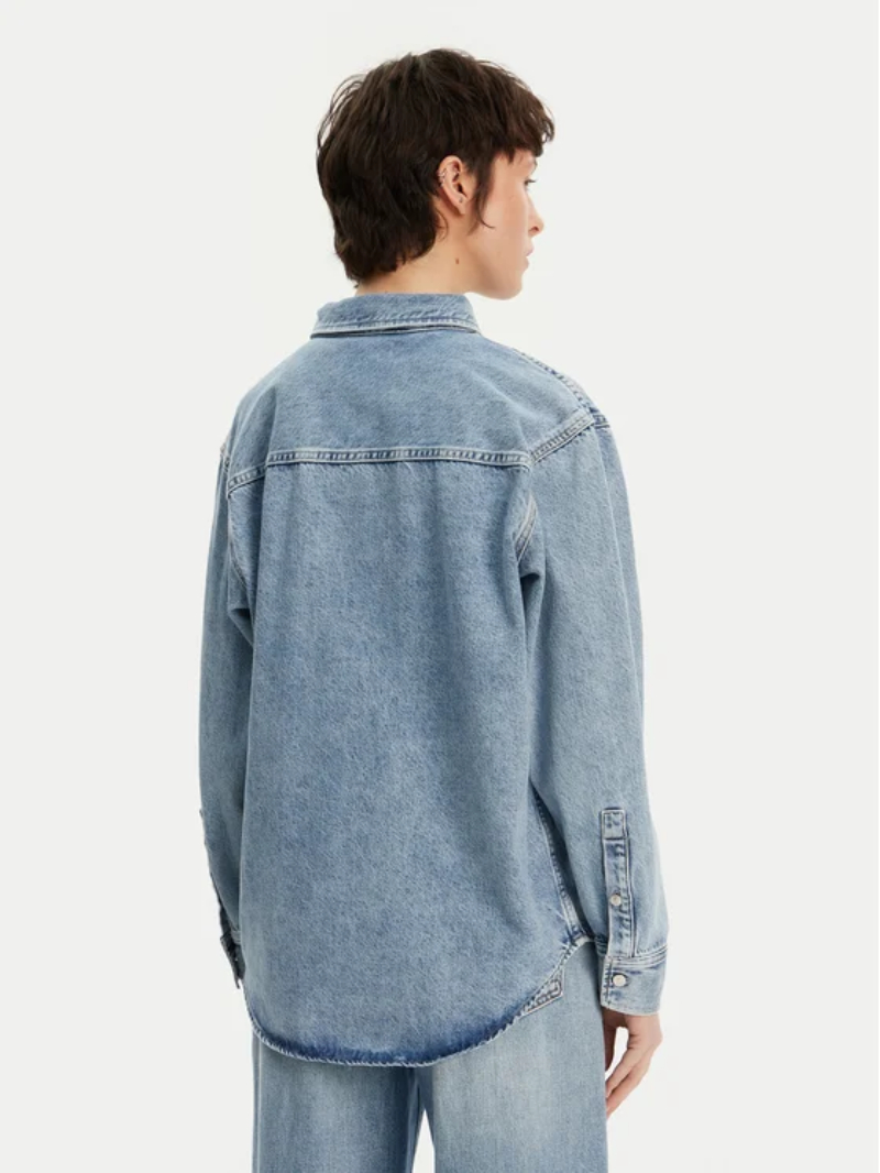 detail Calvin Klein dámska džínsová košeľa