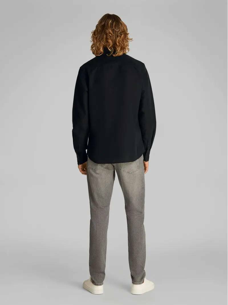 detail Calvin Klein pánska čierna košeľa
