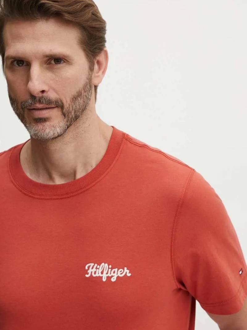detail Tommy Hilfiger pánske tehlové tričko 