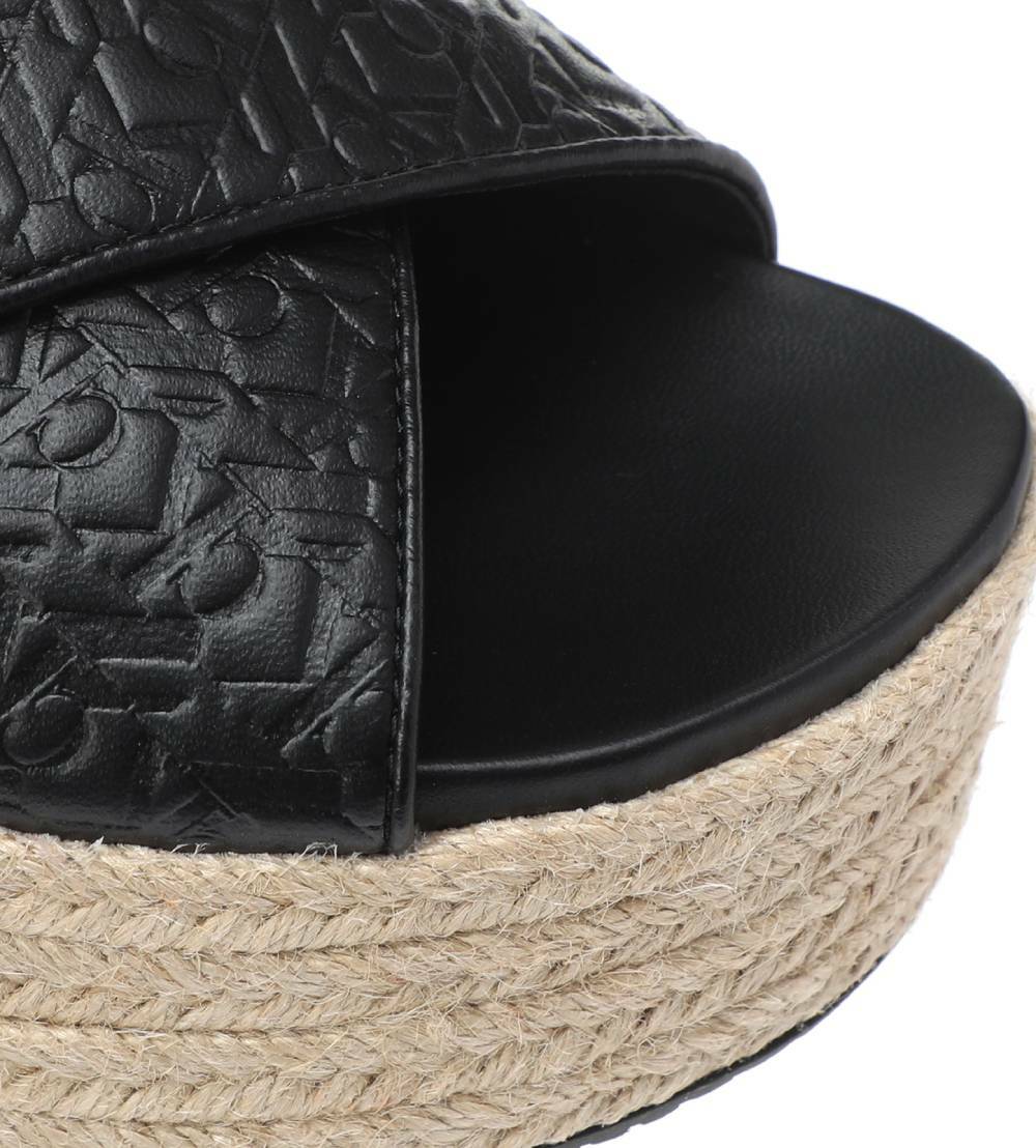 detail Calvin Klein dámske čierne šľapky