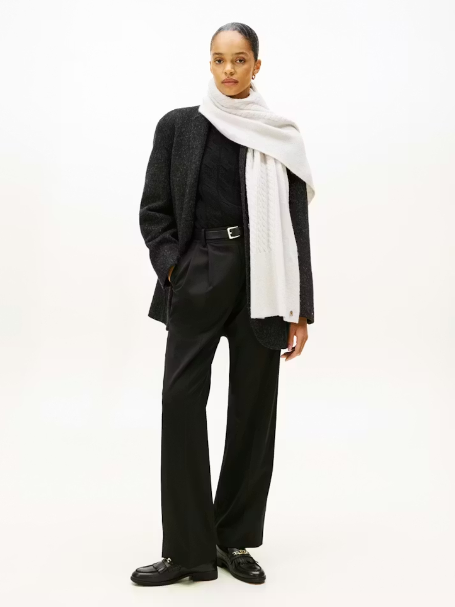 detail Tommy Hilfiger dámsky svetlo šedý šál