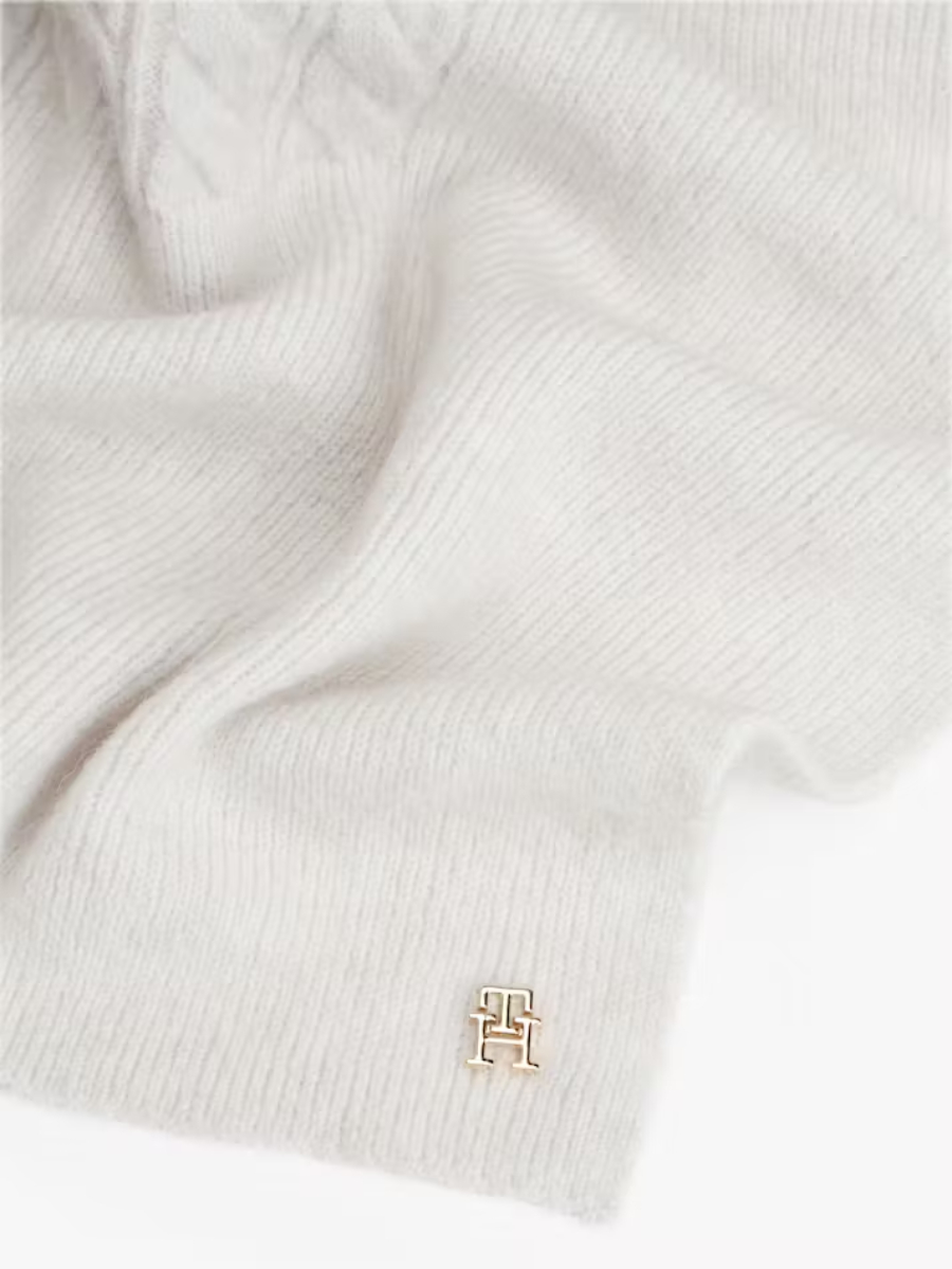 detail Tommy Hilfiger dámsky svetlo šedý šál