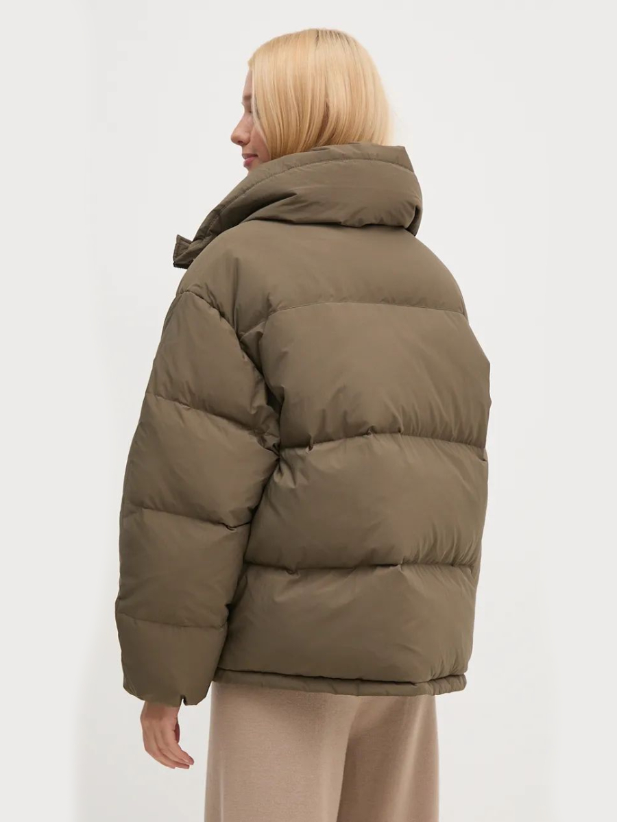 detail Calvin Klein dámska hnedá bunda
