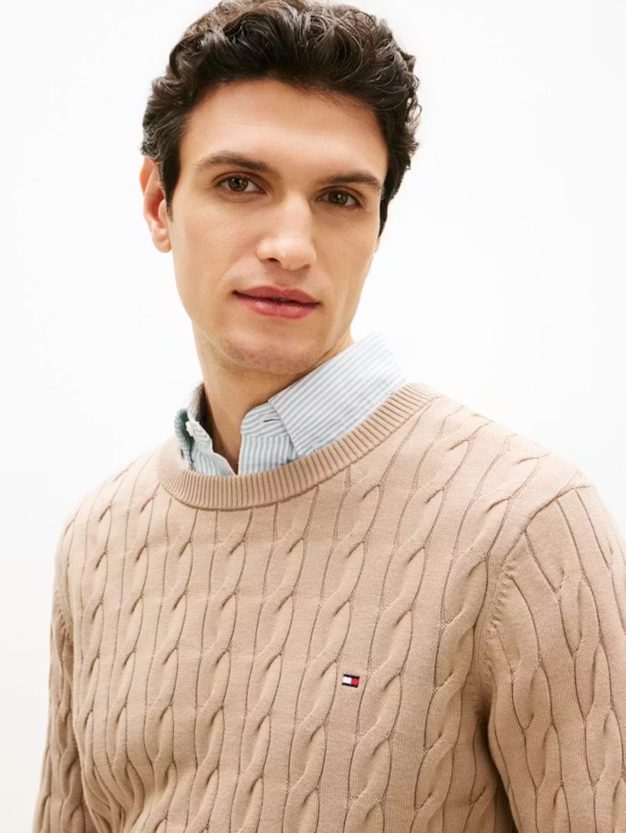 detail Tommy Hilfiger pánsky béžový sveter