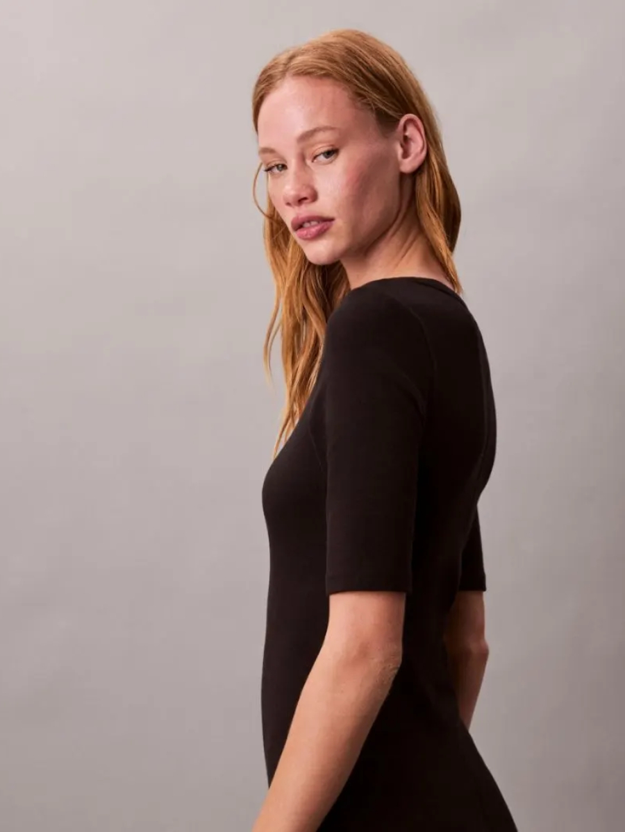 detail Calvin Klein dámske čierne šaty
