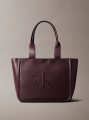 detail Calvin Klein dámska vínová kabelka