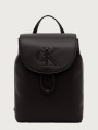 detail Calvin Klein dámsky hnedý batoh