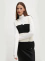 detail Calvin Klein dámska čiernobiela vesta