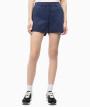 detail Calvin Klein dámske tmavomodré šortky