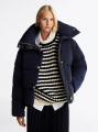 detail Tommy Hilfiger dámska tmavo modrá páperová bunda