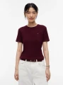 detail Tommy Hilfiger dámske tmavo vínové tričko