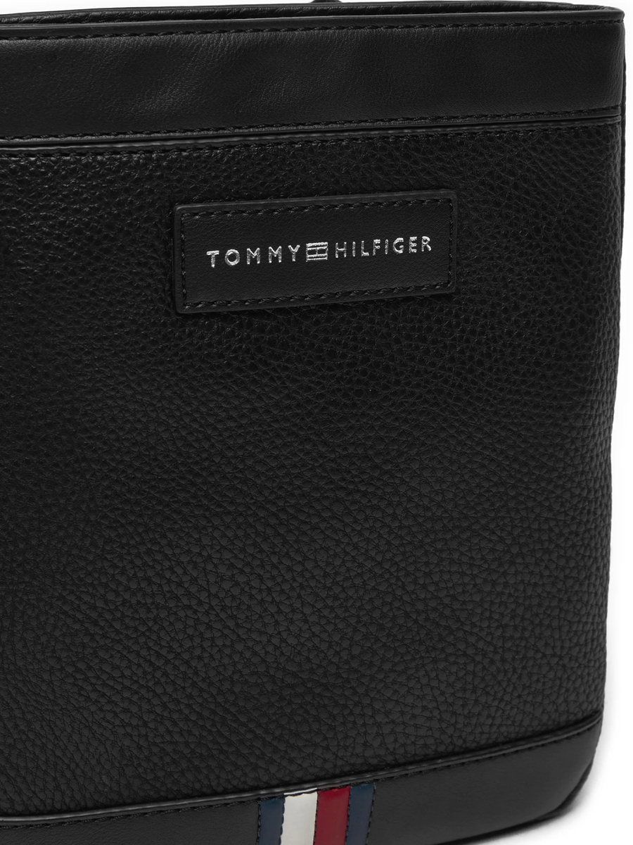 detail Tommy Hilfiger pánska čierna taška cez rameno