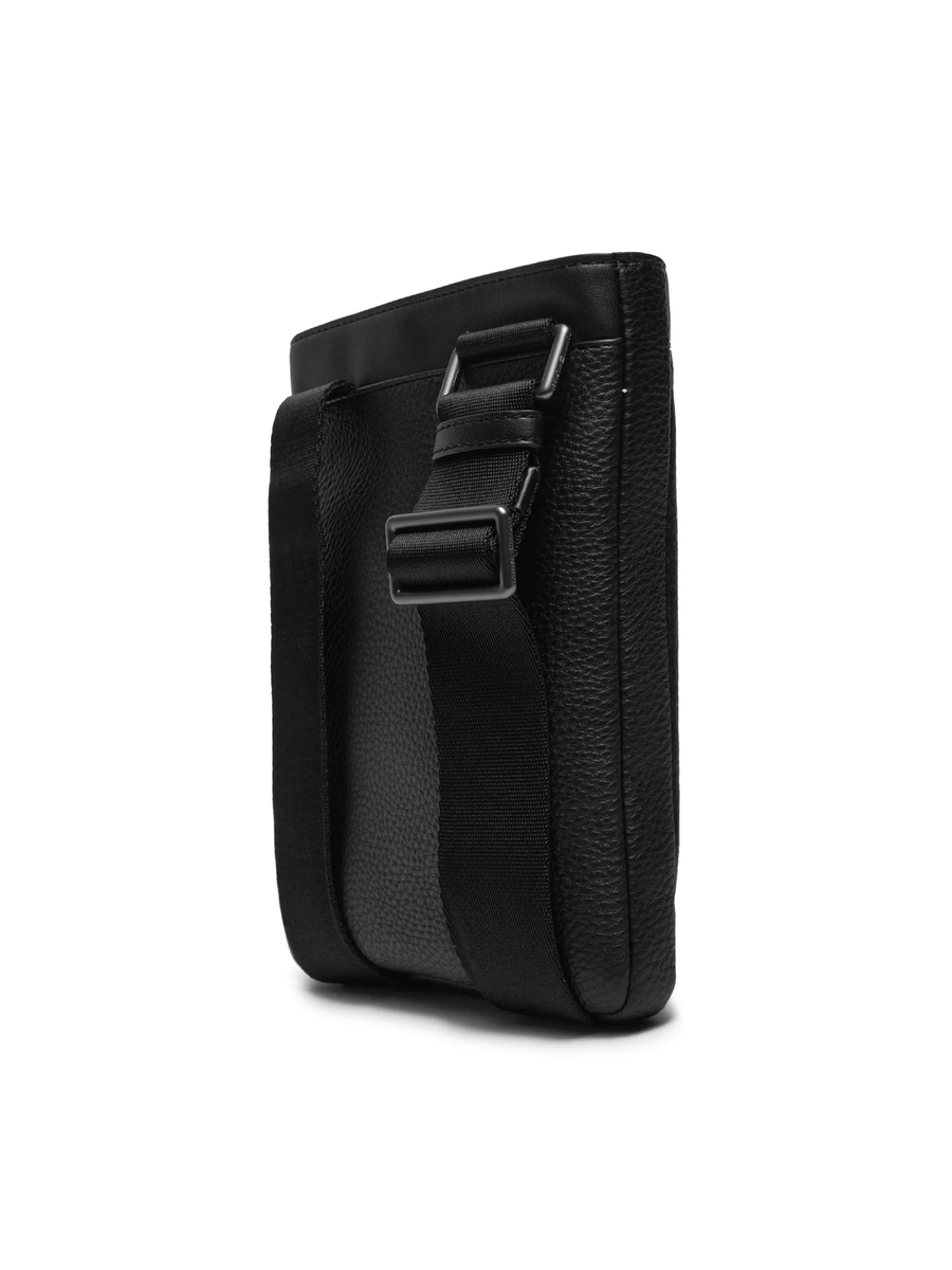 detail Tommy Hilfiger pánska čierna taška cez rameno