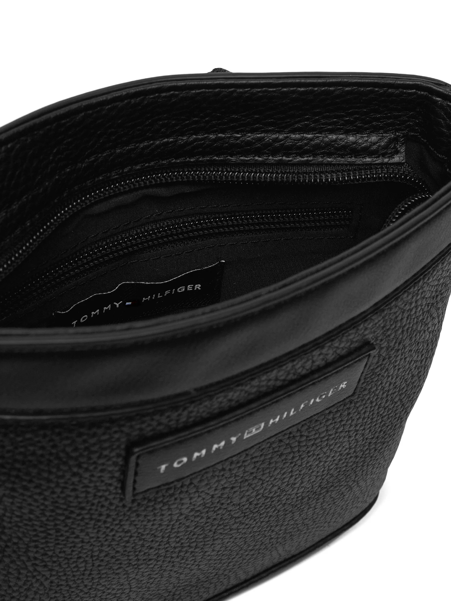 detail Tommy Hilfiger pánska čierna taška cez rameno