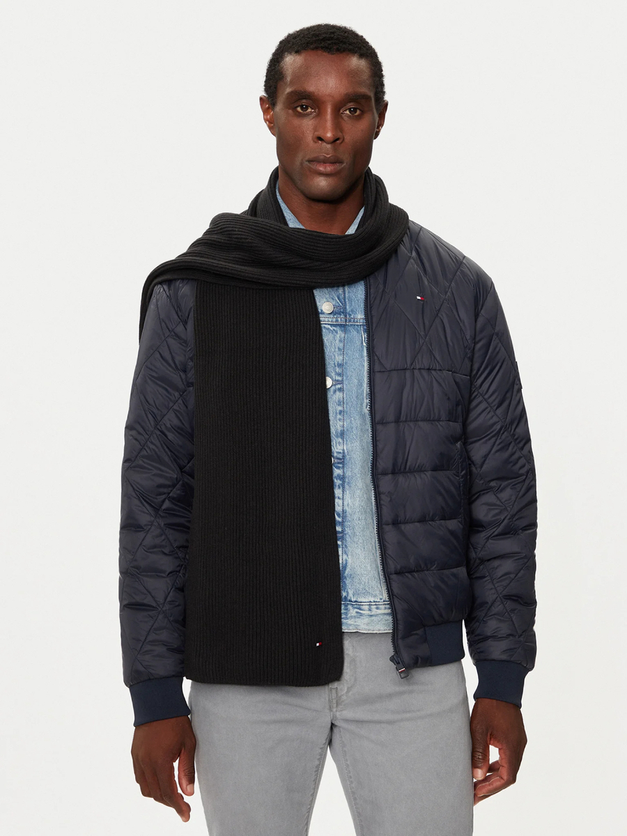 detail Tommy Hilfiger pánsky čierna šál