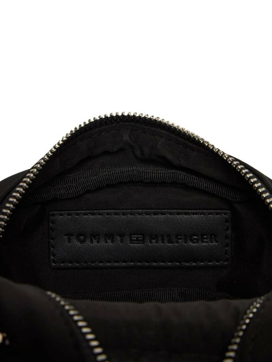 detail Tommy Hilfiger pánska čierna taška cez rameno