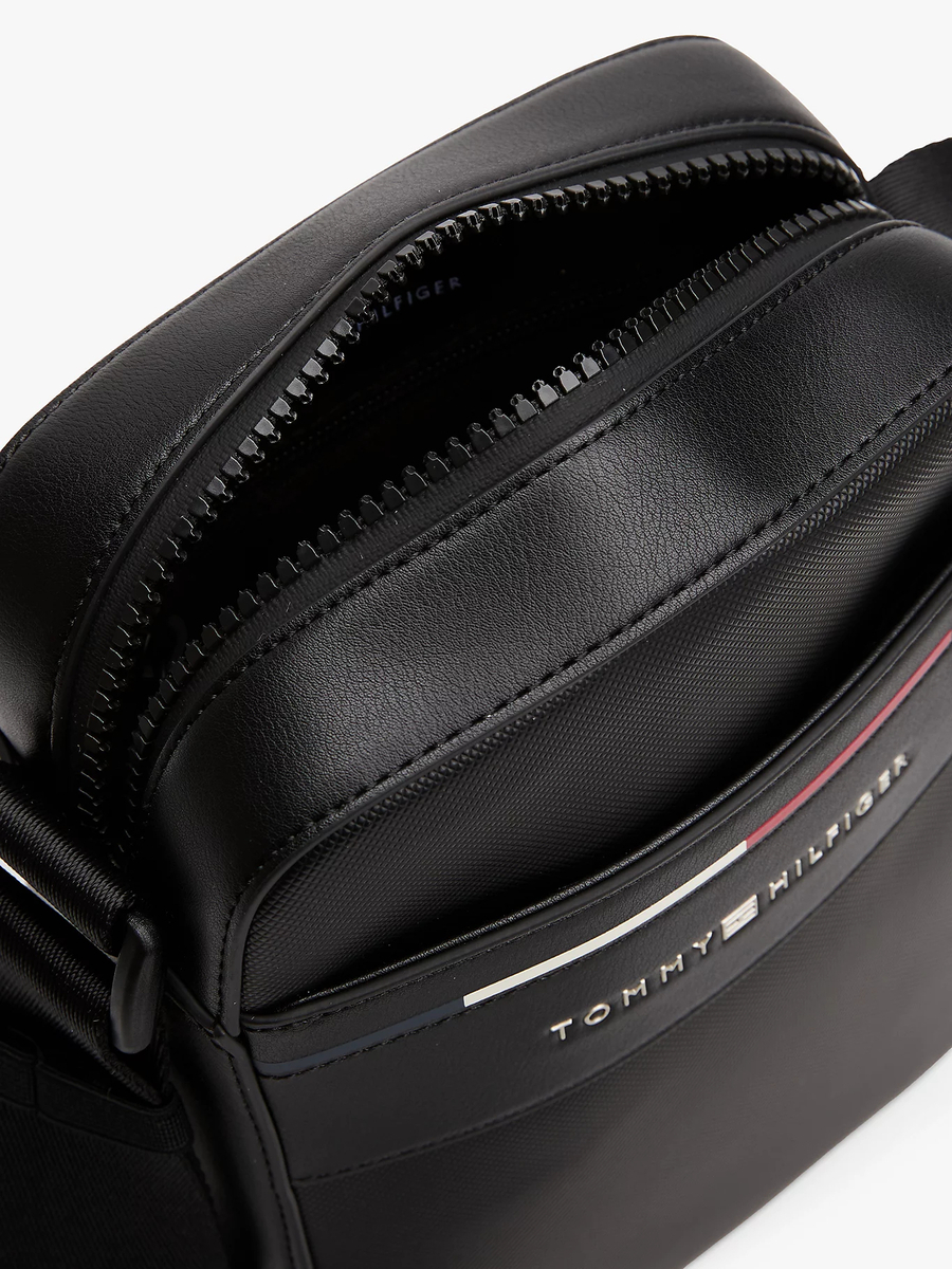 detail Tommy Hilfiger pánska čierna taška cez rameno