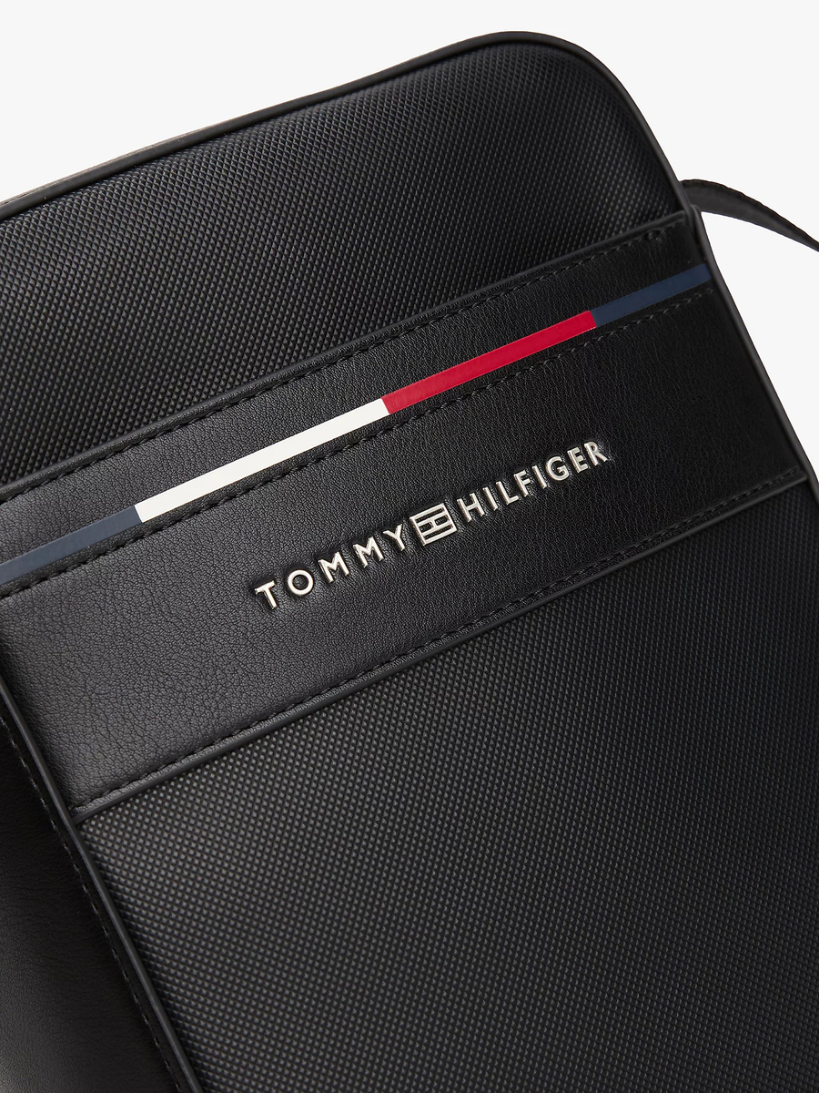 detail Tommy Hilfiger pánska čierna taška cez rameno