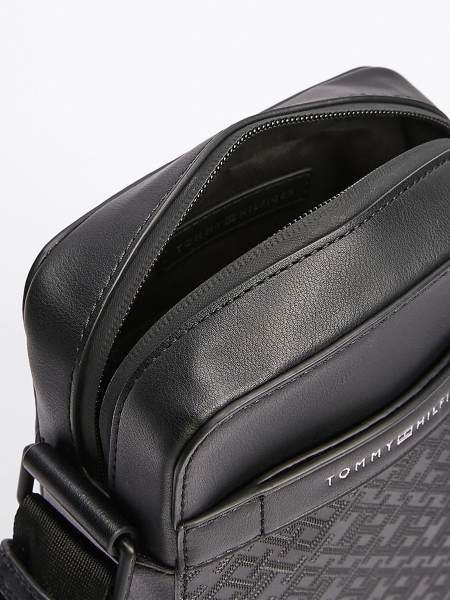 detail Tommy Hilfiger pánska čierna taška