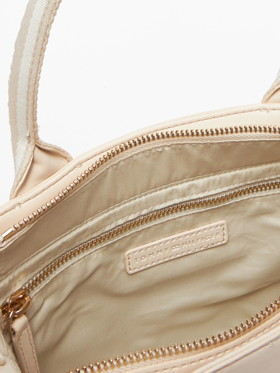 detail Tommy Hilfiger dámska krémová kabelka