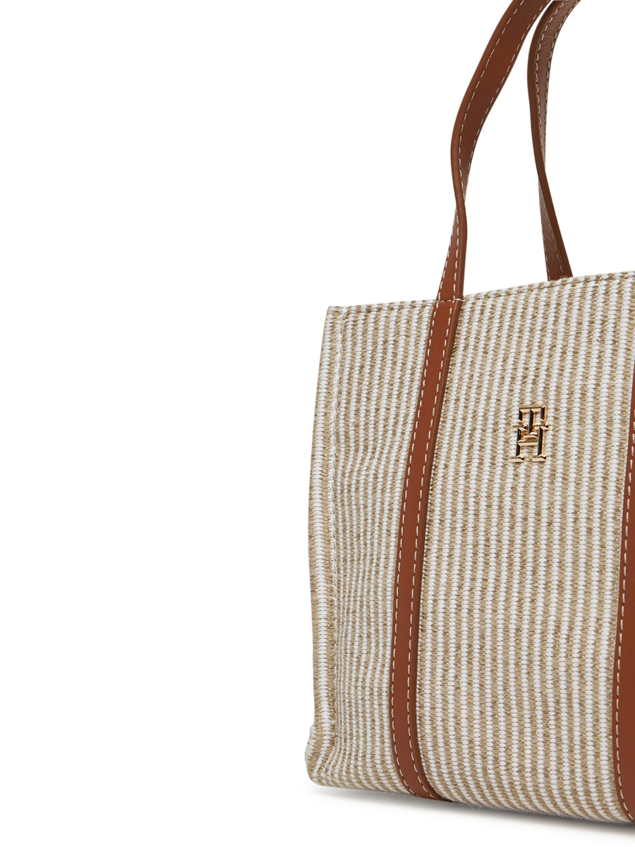 detail Tommy Hilfiger dámska hnedá kabelka