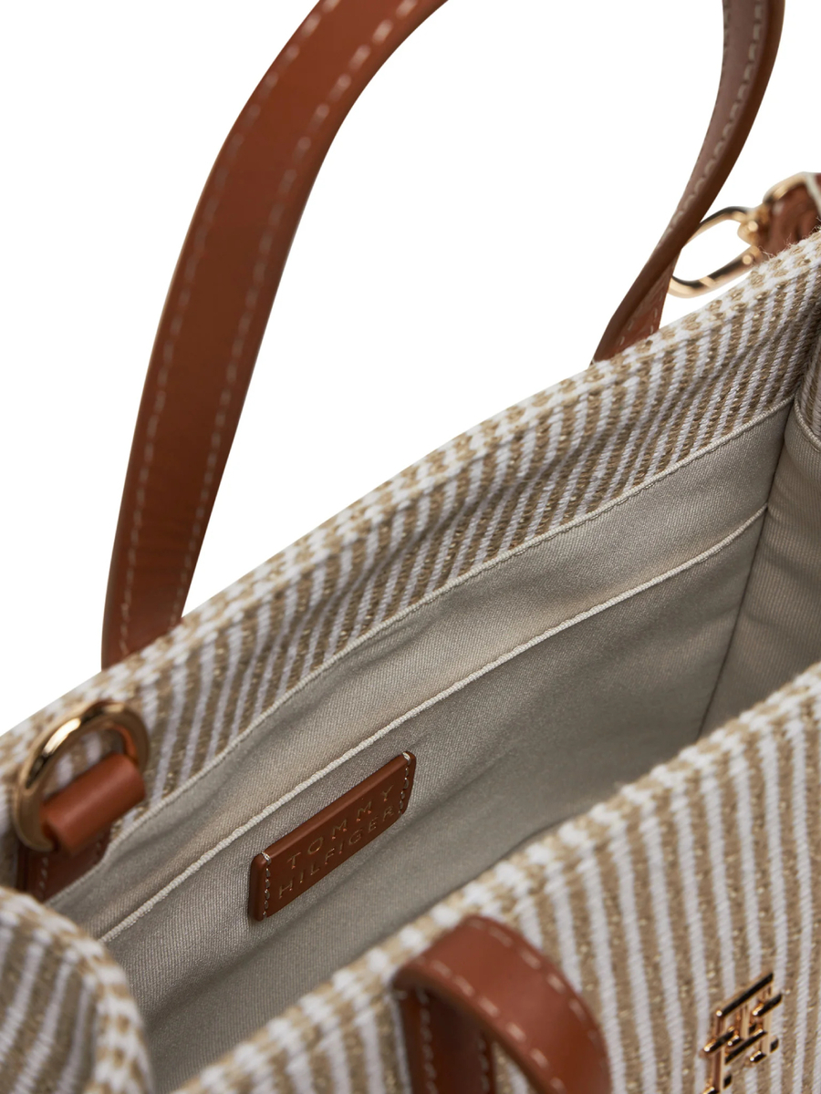 detail Tommy Hilfiger dámska hnedá kabelka