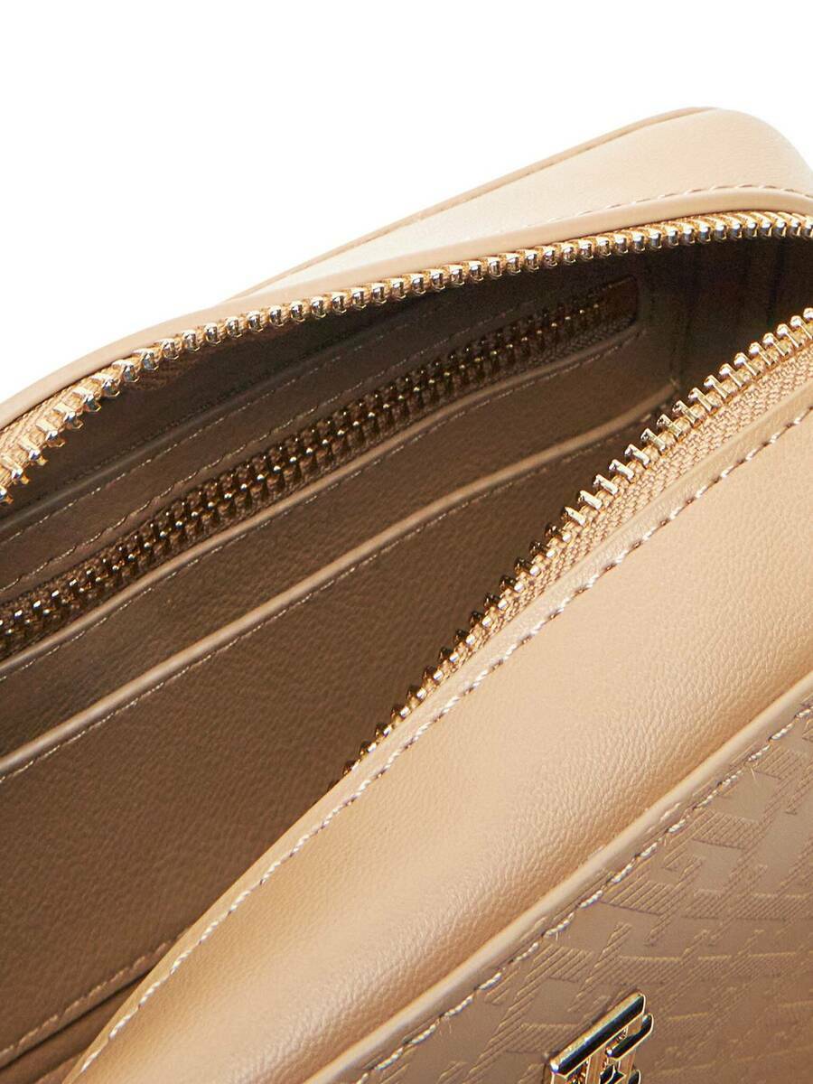 detail Tommy Hilfiger dámska hnedá kabelka