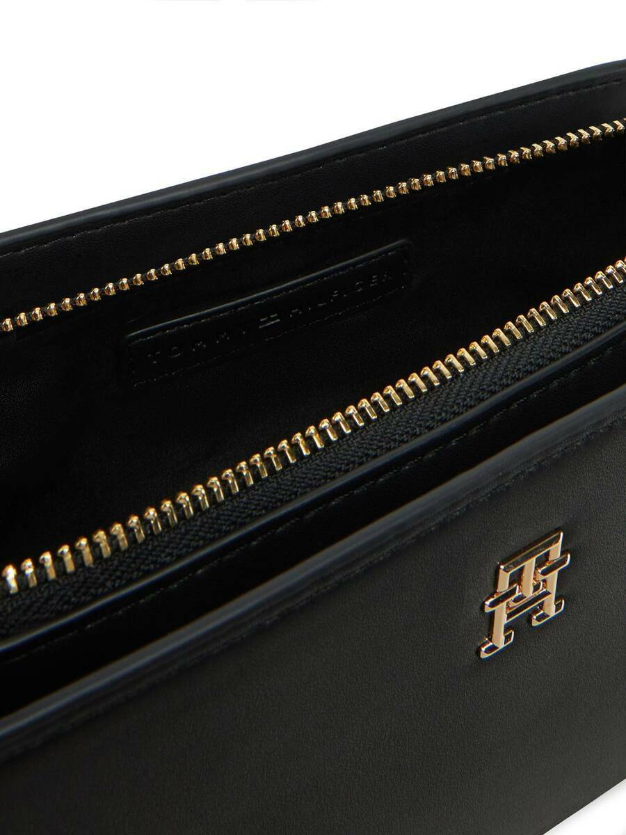detail Tommy Hilfiger dámska čierna kabelka 